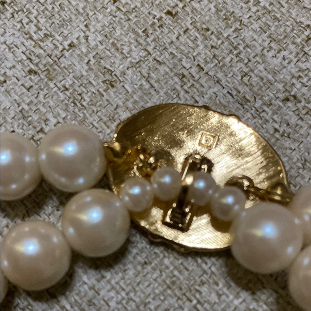Vintage Cream and Gold Pearl Necklace - Picture 8 of 11
